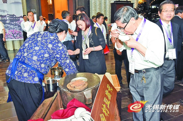 Native Wuxi elites tour the city
