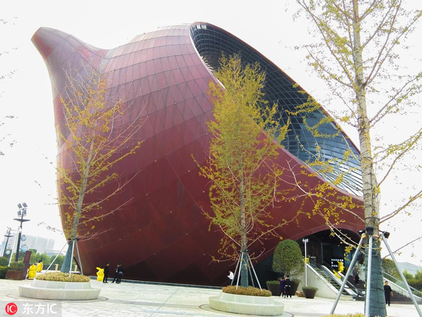 Giant teapot shines in Wuxi