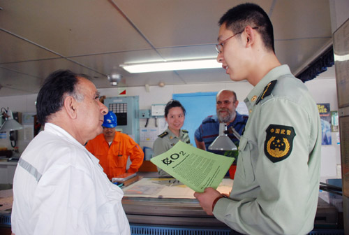 中國(guó)邊防官員在外輪宣傳“綠色低碳”生活