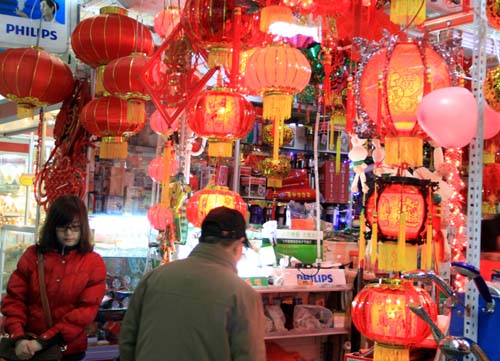 濟(jì)南市年貨市場紅紅火火<BR>