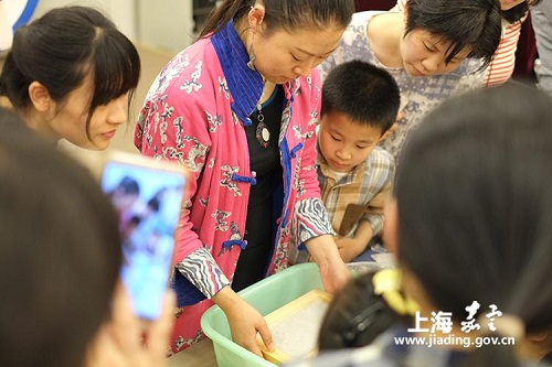 Jiading residents learn papermaking technology