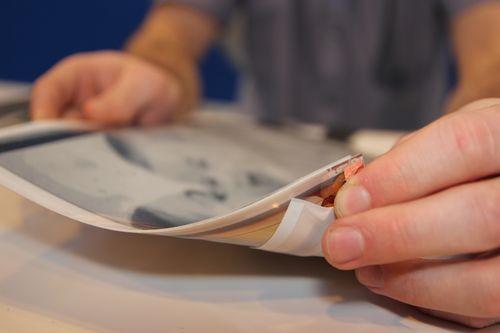 'Paper tablet' is twistable<BR>可彎曲平板電腦問世(圖)