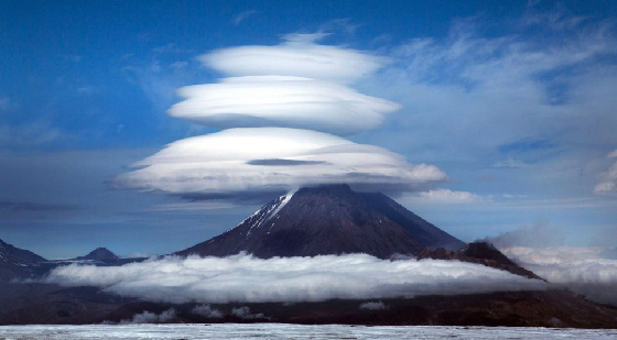 Beautiful lenticular clouds<BR>奇異云朵如飛碟降臨(圖)