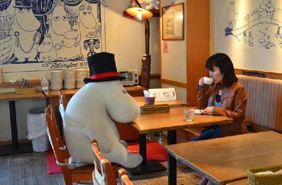 Toys cheer up lonely diners<BR>日餐廳推'陪吃公仔'(圖)
