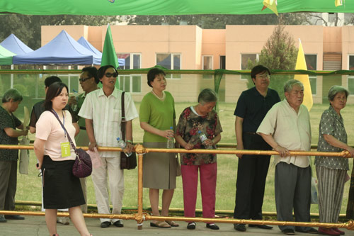 votes on the demolishment and reconstruction of old buildings in Juixiaqiao Sub-district in Beijing, June 9, 2007. Local government and the real estate developer jointly organize the vote on Saturday to see if majority residents of over 5000 families accept the new compensation policy after failed attempts to reach an agreement through other ways. Both notary officials and supervisors are invited to monitor the vote that runs from 9 a.m. to 9 p.m. at six ballot booths. [Sun Yuqing/www.midnightarchive.com]