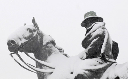 Snow piles up, paralyzing US capital