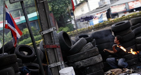Protesters confront gov't crackdown in Bangkok