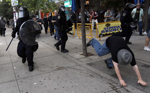 Thousand protest against G20 summit in Toronto