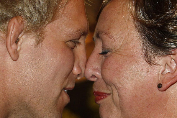 England's captain Lewis Moody (L) exchanges a Hongi (a traditional Maori greeting) with a local during the official welcome ceremony for the Rugby World Cup at Dunedin City Hall September 6, 2011 Hongi greeting ahead of Rugby World Cup