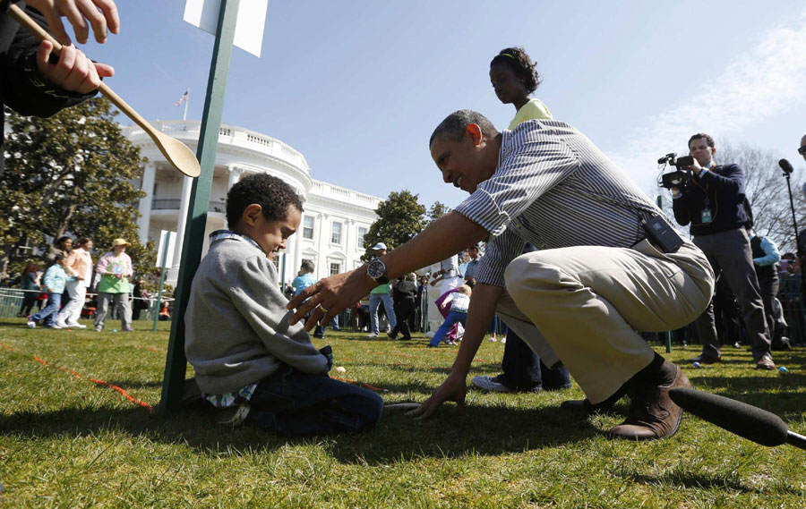 US President Barack Obama consoles Donovan Frazier, 5, who lost during his easter egg roll event during in the 135th annual Easter Egg Roll on the South Lawn of the White House in Washington, April 1, 2013. Obama family enjoys Easter Egg Roll with children
