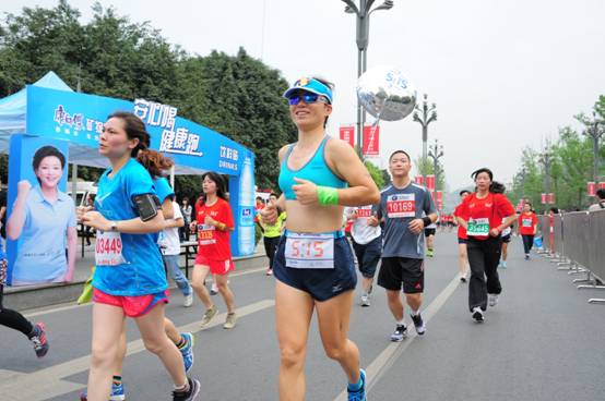 2013康師傅礦物質(zhì)水推出新款瓶型安心喝享健康