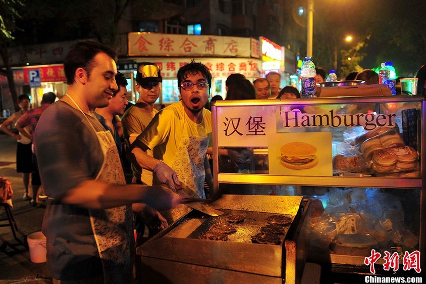 老外現(xiàn)身沈陽(yáng)夜市練攤賣(mài)漢堡 可加微博微信聊天(圖)