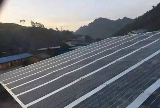 中石化南溪加油站選用漢能柔性薄膜發(fā)電屋頂