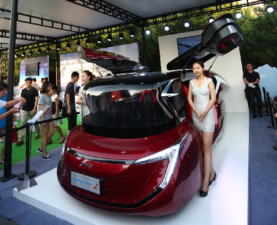 漢能發(fā)布全太陽能動(dòng)力汽車，李河君自駕巡游全場(chǎng)