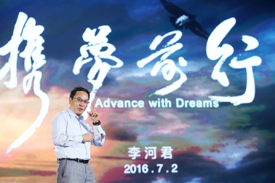 漢能發(fā)布全太陽能動力汽車，李河君自駕巡游全場