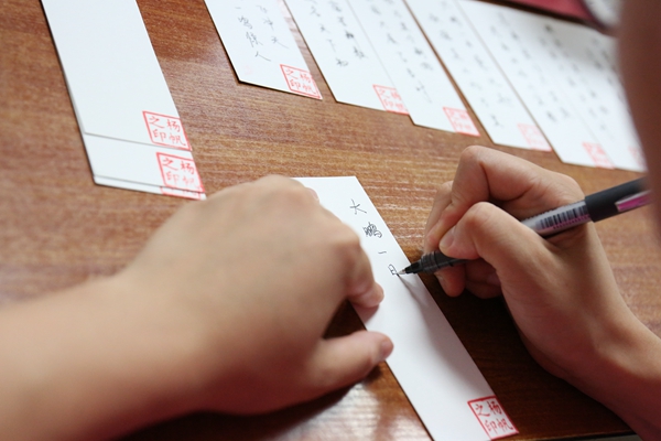 Teacher sends red packets to bless her students before <EM>gaokao</EM>