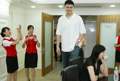 Yao Ming and his girlfriend