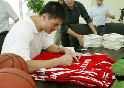 Yao Ming and his girlfriend