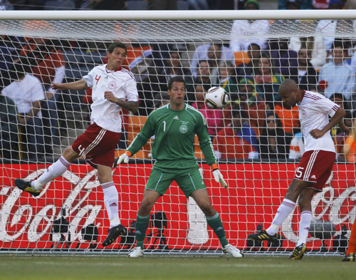 Netherlands beat Denmark 2-0