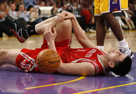 Rockets outmuscle Lakers 100-92 in series opener