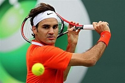 Inconsistent Federer digs deep, injured Kuznetsova exits