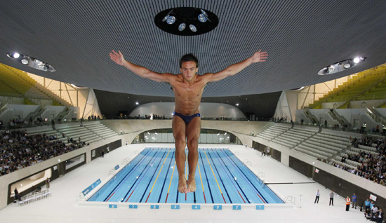 London enters final countdown with a splash