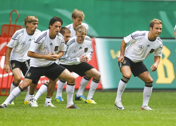 German national soccer players warm up during a training session ahead of their Euro 2012 qualifying match against Austria in Duesseldorf, Aug 31, 2011. Countries warm up for the coming Euro 2012