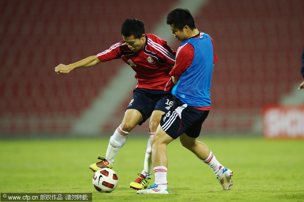 Hao Junmin (right) challengs Huang Bowen during a training session of the China's national team in Doha Nov 10, 2011. Bracing for crucial World Cup qualifier