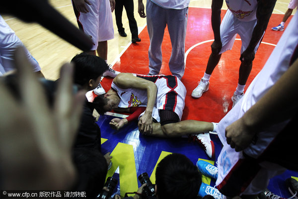 Defending champions Guangdong Hongyuan had to swallow their first defeat of this season as they lost to the Beijing Ducks 104-92 in the third round of the Chinese Basketball Association (CBA) league. Yi Jianlian injured in CBA league match