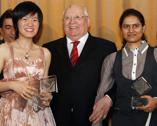 Former Soviet President Mikhail Gorbachev (L) presents the World Cup to Chinese grandmaster Hou Yifan after the final game of the Women's World Chess Championship in Tirana, Nov 30, 2011. Gorbachev awards champion trophy to Hou Yifan