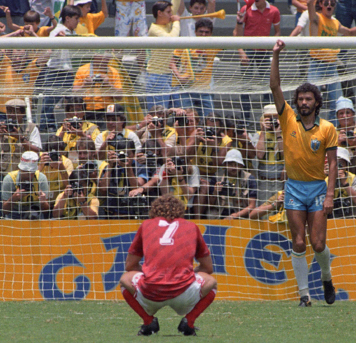 Former Brazil captain Socrates died on Sunday aged 57 from an intestinal infection, a spokesperson for the Albert Einstein Hospital announced. Brazilian legend Socrates dies