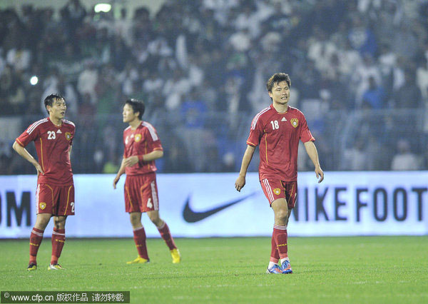 Chinese players leave the court after the team's 1-2 loss to Saudi Arabia during the 2015 AFC Asian Cup qualifiers in Dammam, Saudi Arabia, Feb 6, 2013. China defeated by Saudi Arabia 2-1 at Asian Cup qualifiers