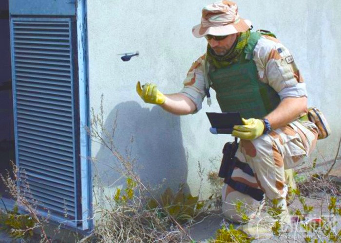 高清：世界最小無(wú)人機(jī)亮相 駐阿英軍成首批使用者