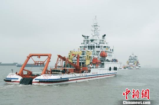 執(zhí)行“神舟十號”飛船發(fā)射海上保障任務的救助船啟航