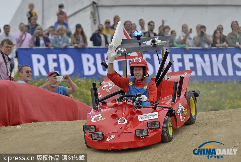 維特爾體驗(yàn)肥皂盒賽車 扮成超級(jí)瑪麗其樂無窮
