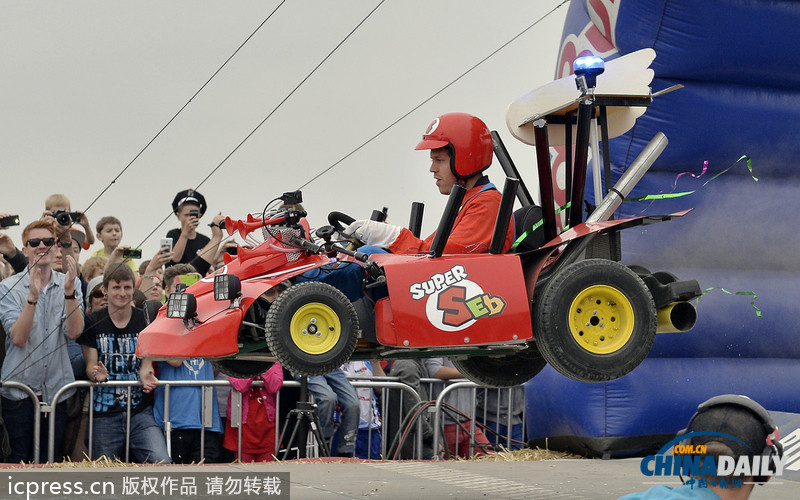 維特爾體驗肥皂盒賽車 扮成超級瑪麗其樂無窮