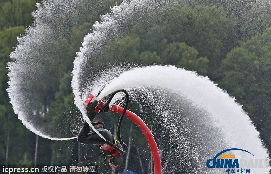 設(shè)計師打造噴氣式水上飛行器 人比海豚技高一籌