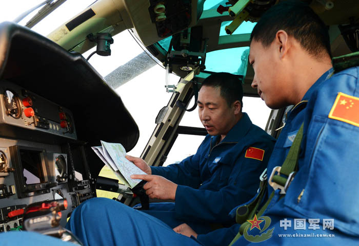 我軍赴俄參演戰(zhàn)機首訓(xùn) 飛行員頭盔涂豹頭圖案