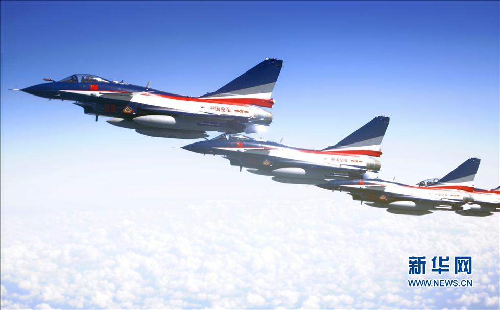 中國空軍7架殲－10表演機(jī)飛抵莫斯科(高清)