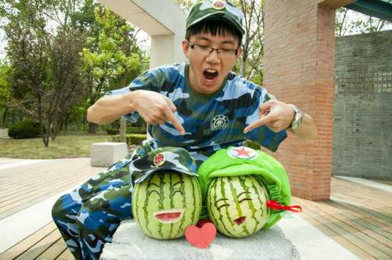 學(xué)生軍訓(xùn)西瓜君走紅網(wǎng)絡(luò) 賣(mài)萌搞笑惹人愛(ài)(組圖)
