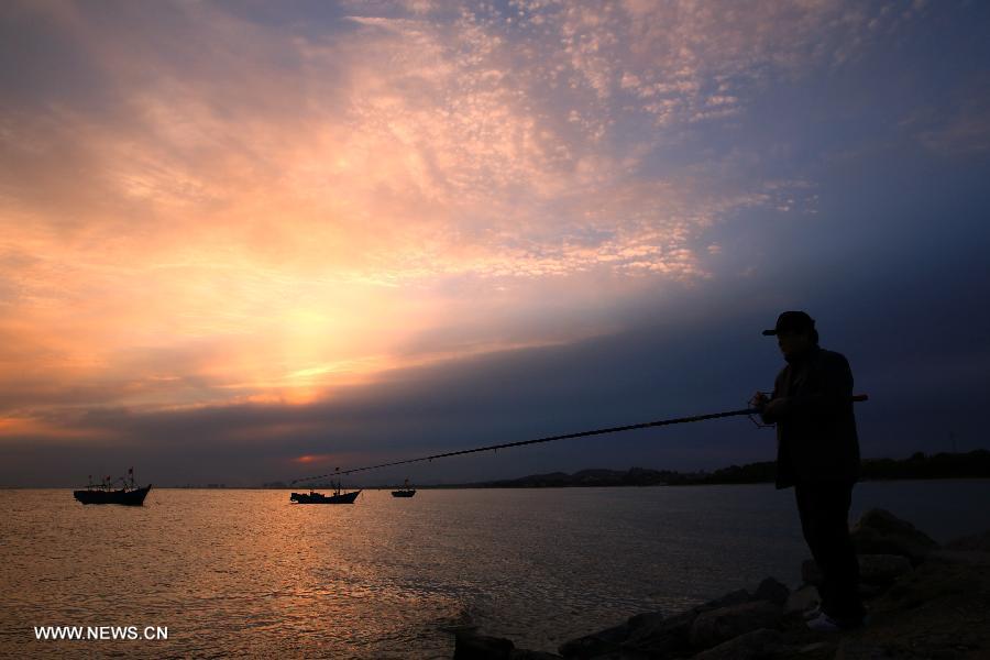 Sunset scenery on N China's seaside