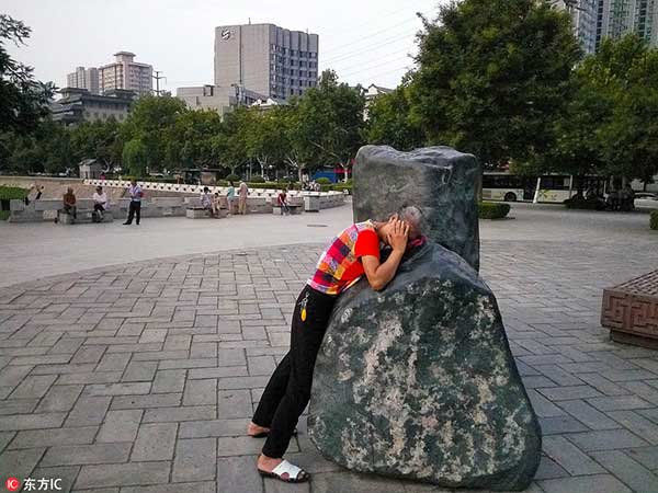 Hot stones become hot method to treat illnesses in Xi'an