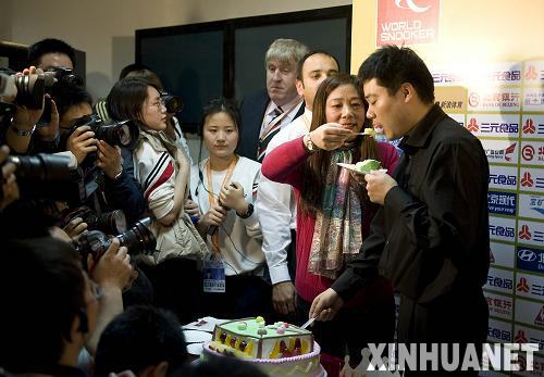 斯諾克中國賽：丁俊暉晉級八強(qiáng) 贏球過生日