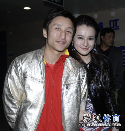 鄒市明攜女友觀戰(zhàn)拳擊聯(lián)賽 稱(chēng)兩地分居不易