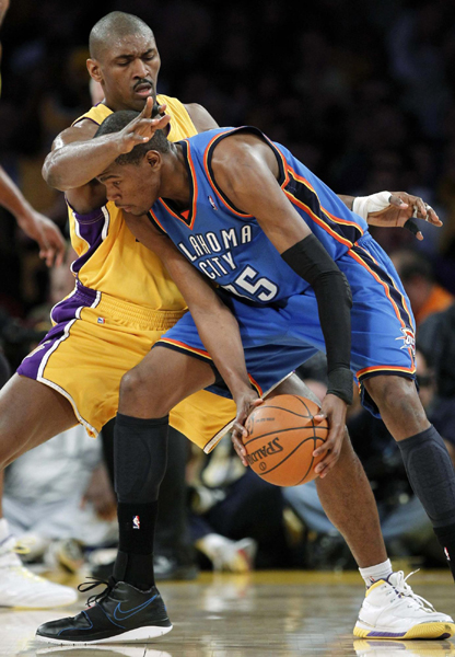 NBA：科比父母與眾明星現(xiàn)場(chǎng)助陣 湖人主場(chǎng)輕取雷霆
