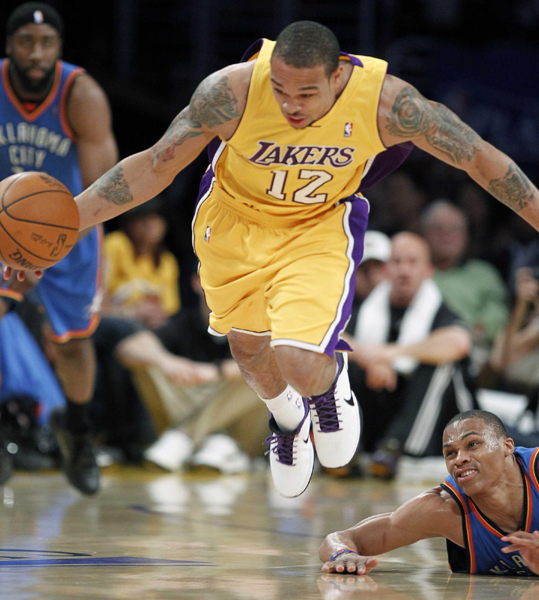 NBA：科比父母與眾明星現(xiàn)場(chǎng)助陣 湖人主場(chǎng)輕取雷霆