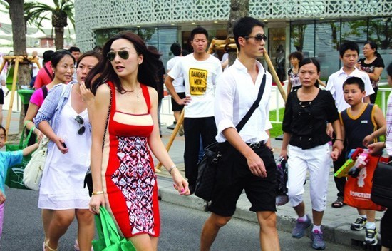 王勵勤攜紅衣美女游世博 大力好事或近