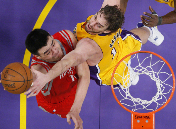 NBA：姚明復(fù)出首戰(zhàn)9分6犯離場 火箭揭幕戰(zhàn)遭湖人翻盤