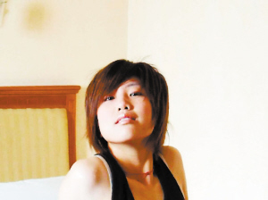 走進(jìn)中國(guó)女足隊(duì)員閨房 床上布滿衣服化妝品