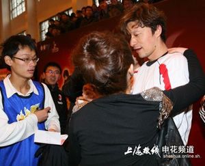 謝暉上海交大校園內(nèi)遭強(qiáng)吻 黑絲美女左右開(kāi)弓
